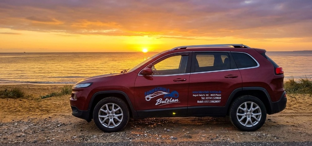 Fahrschulfahrzeug Jeep Cherokee der Fahrschule Butzlau